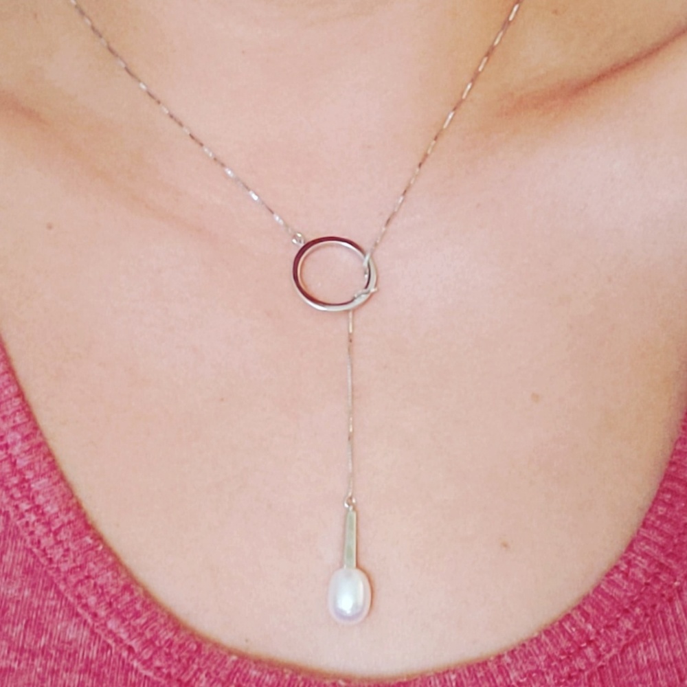 Silver necklaces with a beutiful pearl